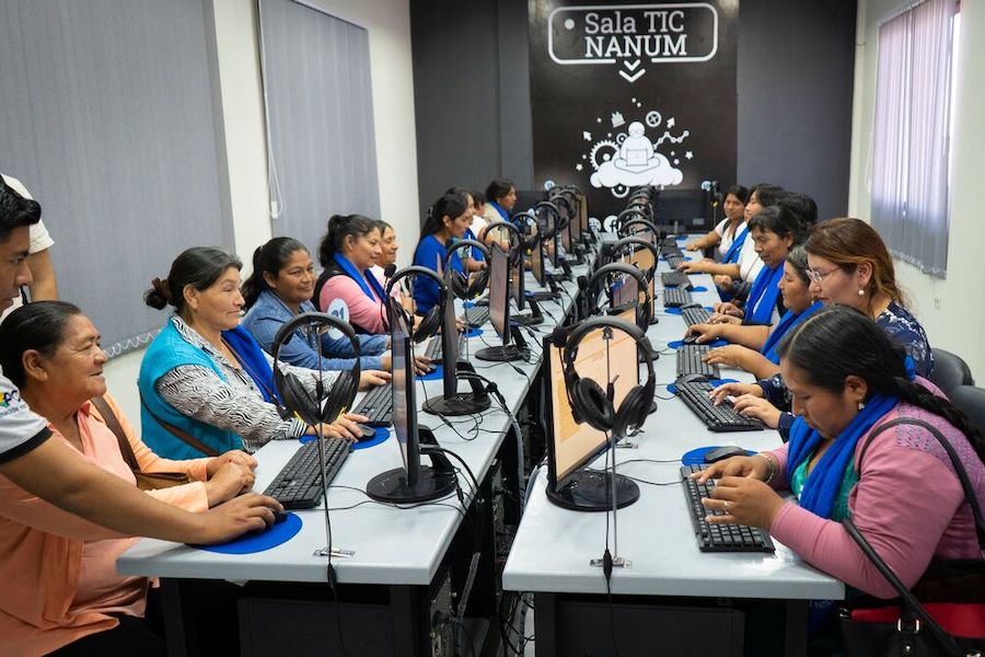 un groupe de femmes surfant sur Internet dans une immense salle de conférence